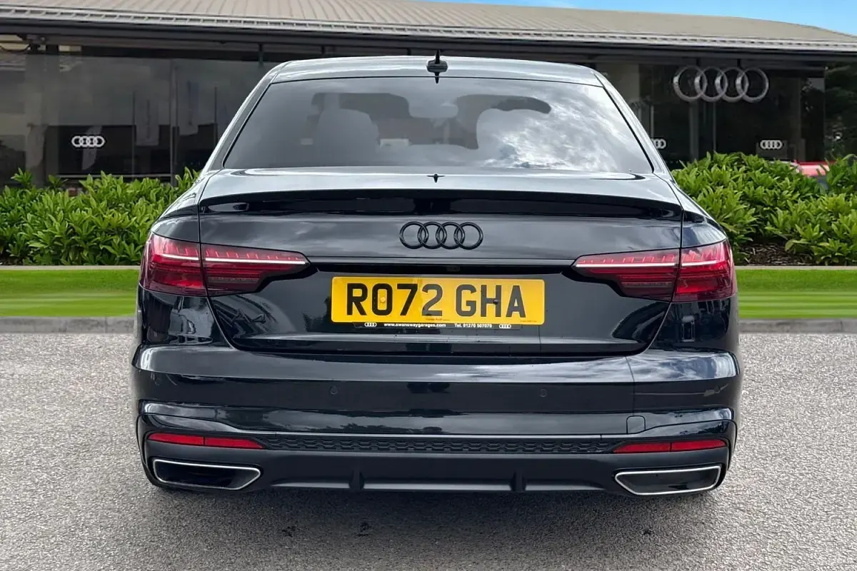 Usado Audi A4 Black Edition 163 HP (119 kW) 2022 Preto Sedan
