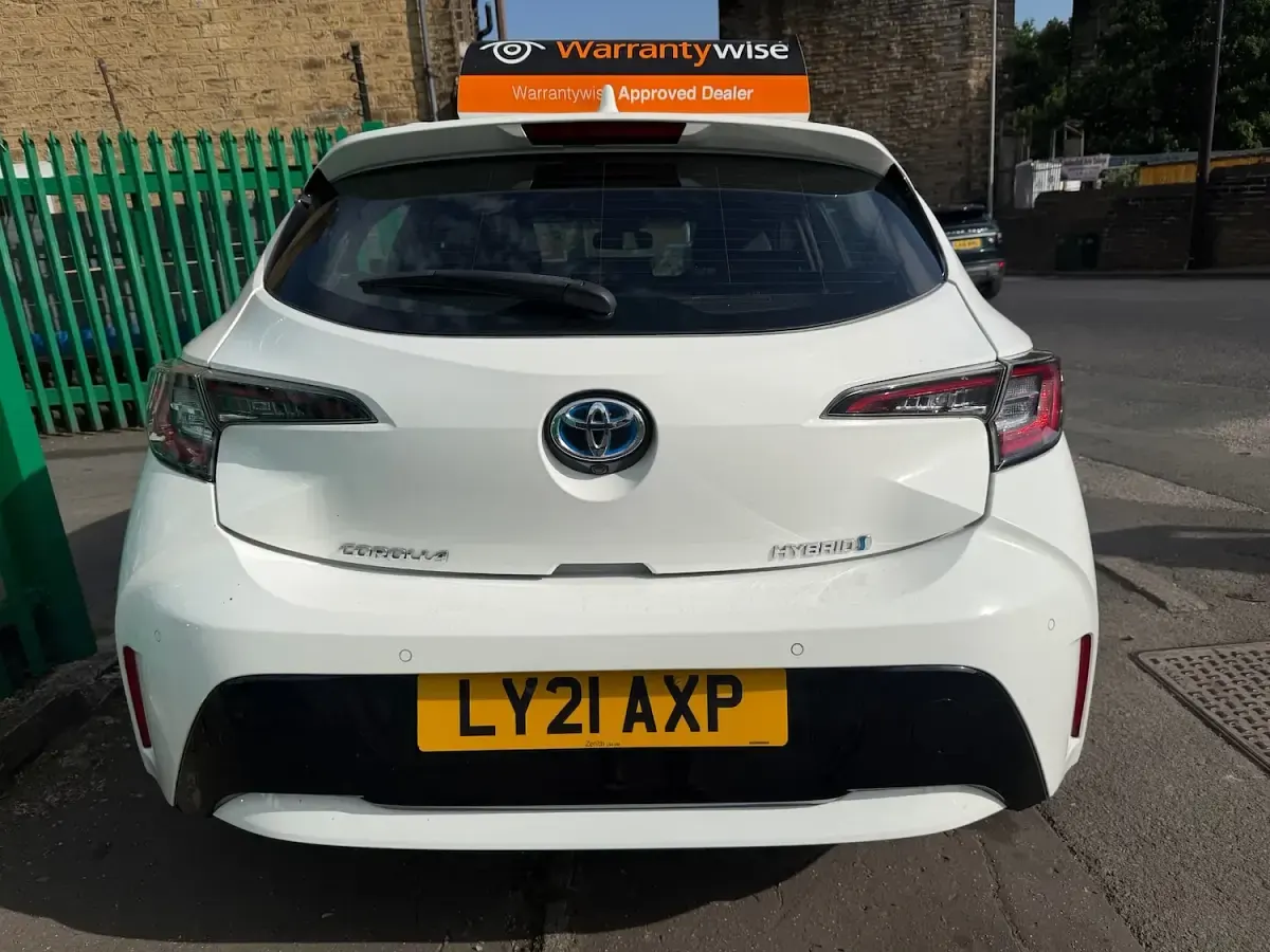 Used Toyota Corolla 122 HP (89 kW) 2021 White Hatchback