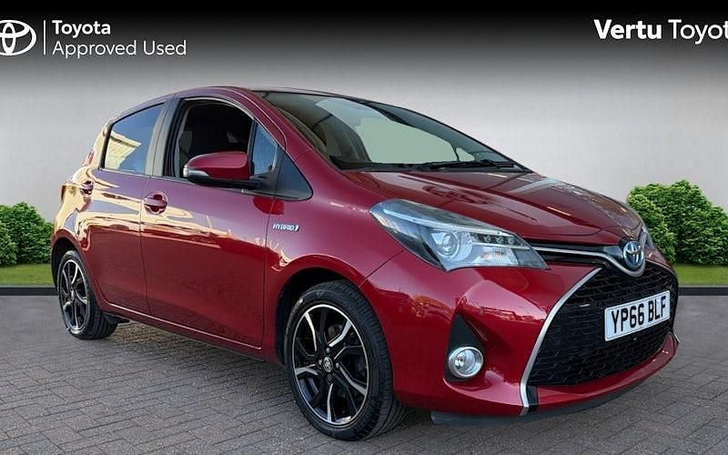 Used Toyota Yaris Hybrid Design 101 HP (74 kW) 2016 Red Hatchback