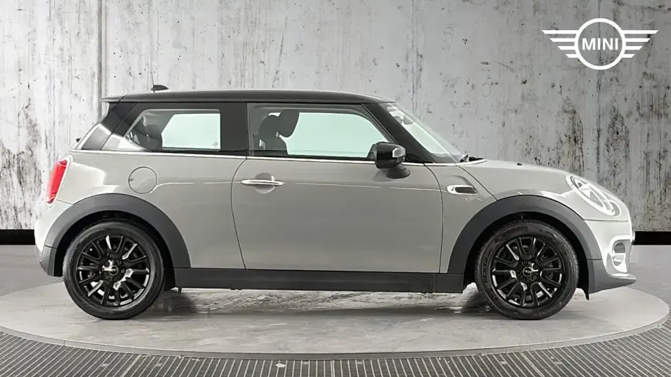 Usado Mini Cooper Classic 134 HP (98 kW) 2019 Cinzento Citadino