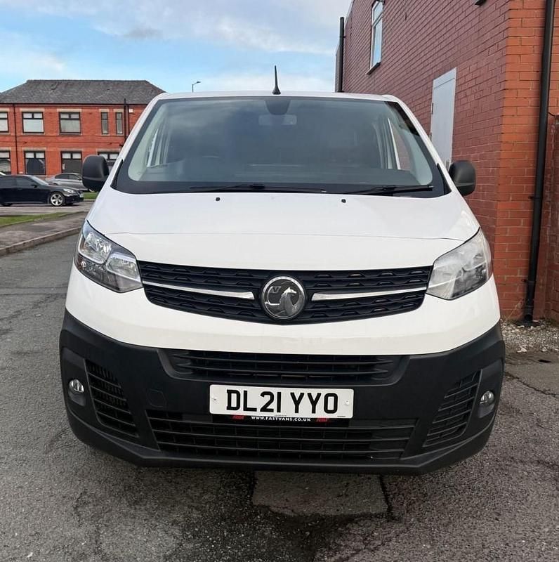 Second-hand Vauxhall Vivaro 100 CP (73 kW) 2021 Alb Monovolum