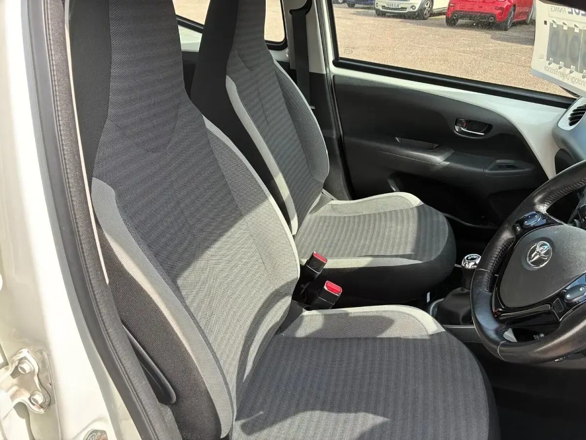 Used Toyota Aygo X-play 72 HP (52 kW) 2019 White Hatchback
