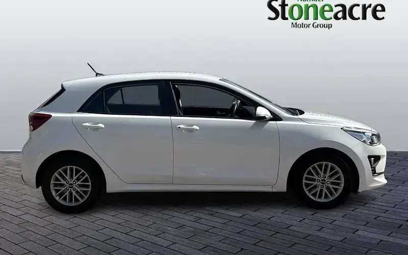 Used Kia Rio 84 HP (61 kW) 2021 White Hatchback