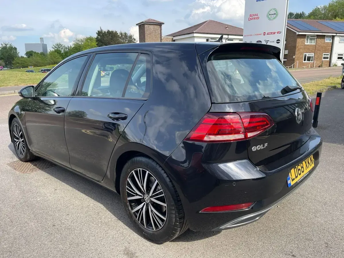 Second-hand VW Golf VII SE 130 CP (95 kW) 2018 Negru Hatchback