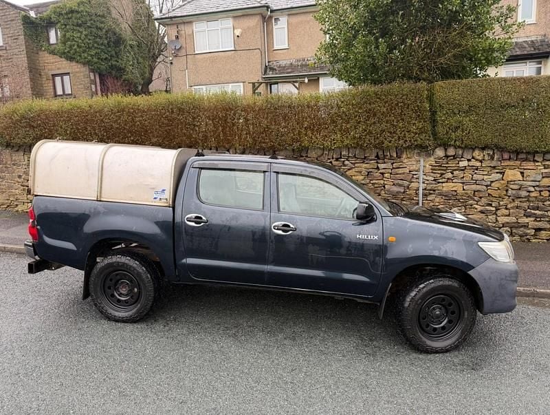 Used Toyota HiLux 144 HP (105 kW) 2012 Grey Pickup