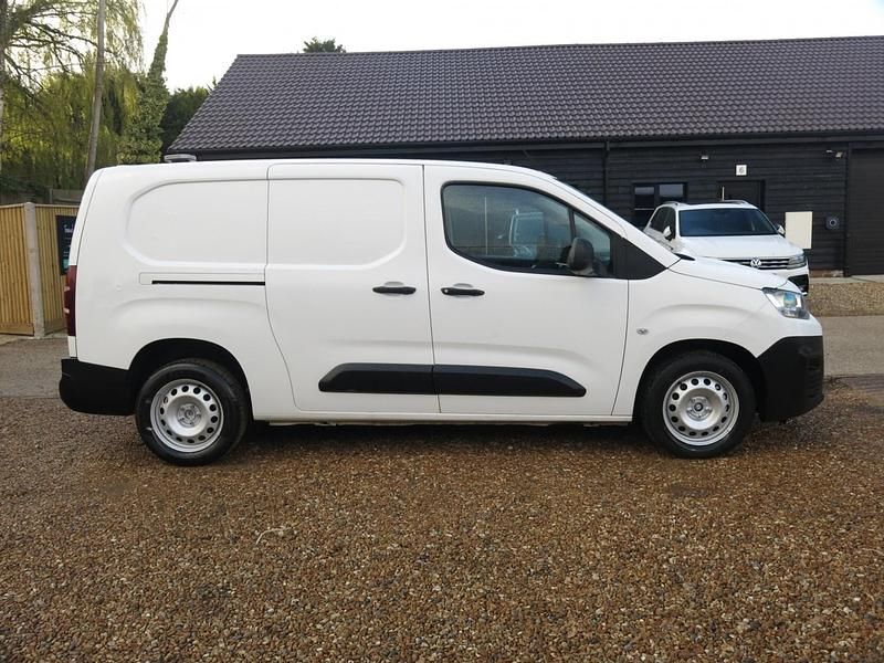 Used Citroën Berlingo 99 HP (72 kW) 2019 White MPV
