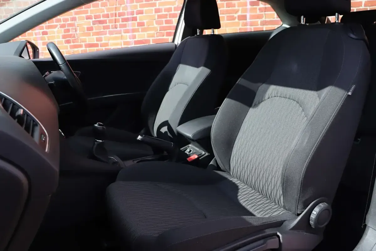 Used Seat Leon SE Technology 110 HP (80 kW) 2015 White Hatchback