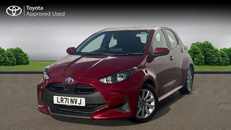 Used Toyota Yaris Hybrid 116 HP (85 kW) 2021 Tokyo red Hatchback