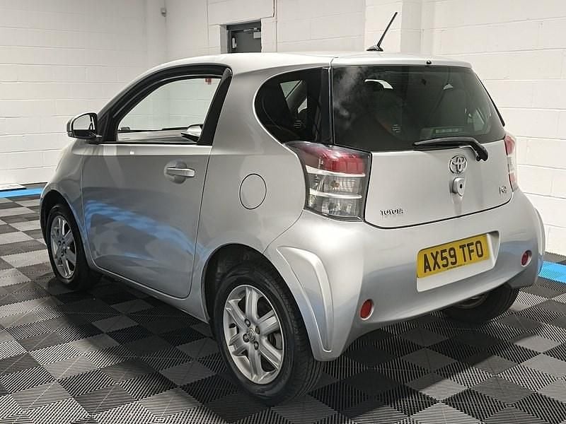 Used Toyota iQ 68 HP (50 kW) 2009 Silver Hatchback