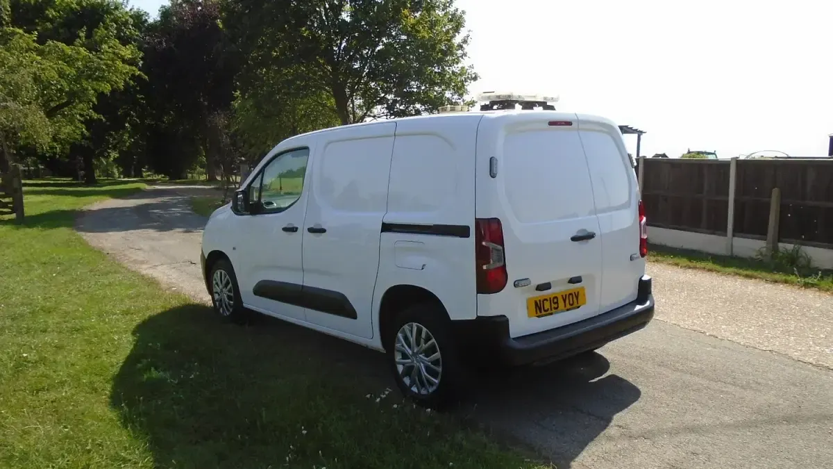 Used Citroën Berlingo Start 100 HP (73 kW) 2019 White MPV