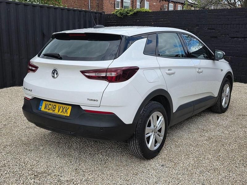 Used Vauxhall Grandland X S 130 HP (95 kW) 2018 White SUV