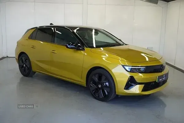 Used Vauxhall Astra 114 kW (156 HP) 2024 Yellow/black Hatchback