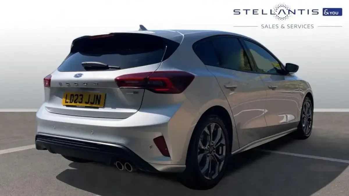 Usado Ford Focus ST-Line 123 CV (90 kW) 2023 Gris Utilitario