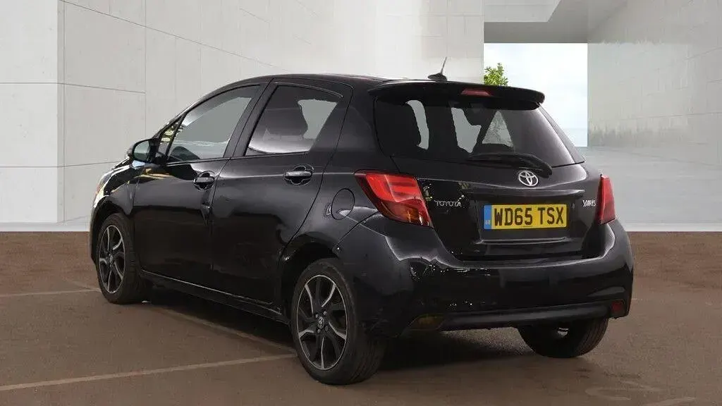 Used Toyota Yaris Sport 99 HP (72 kW) 2015 Black Hatchback