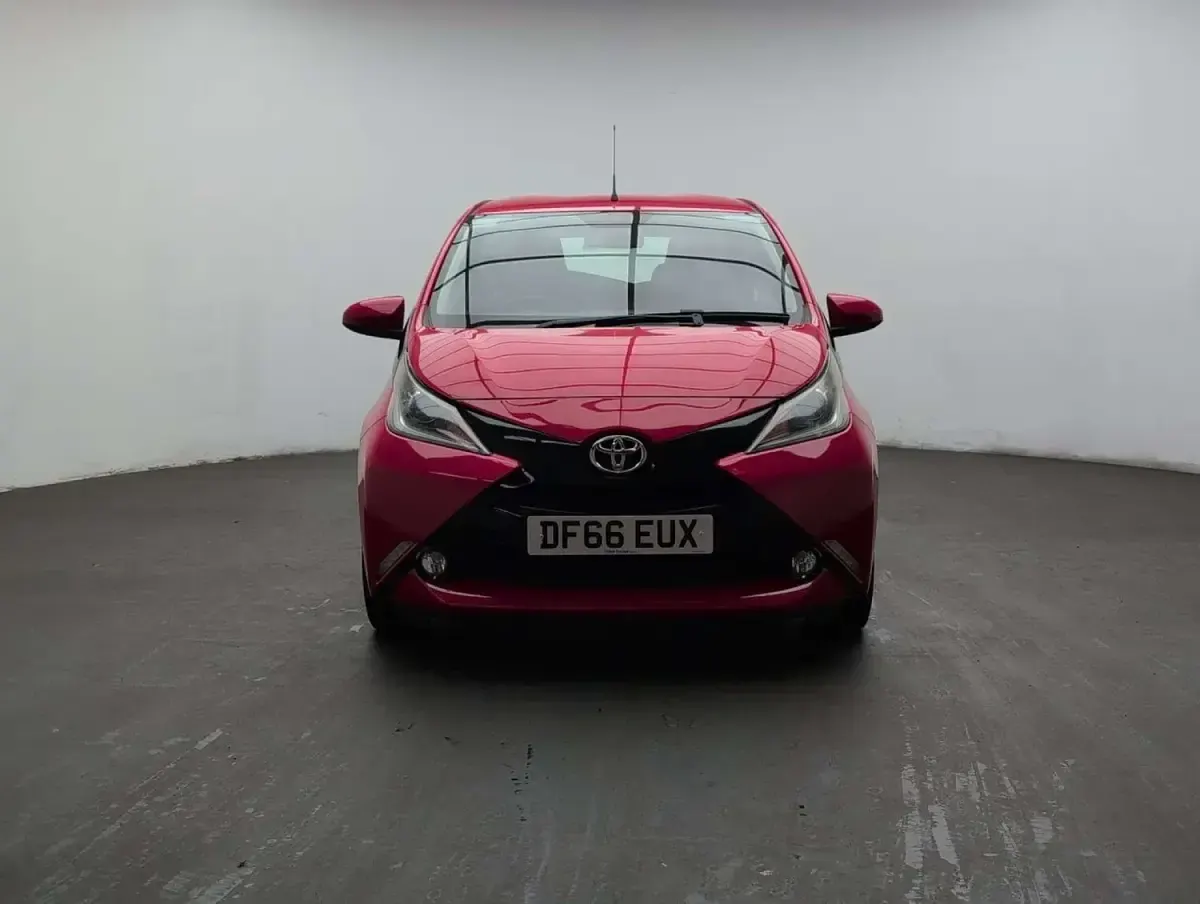 Used Toyota Aygo x-press 69 HP (50 kW) 2016 Red Hatchback