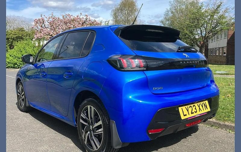 Used Peugeot 208 Allure+ 101 HP (74 kW) 2023 Blue Hatchback