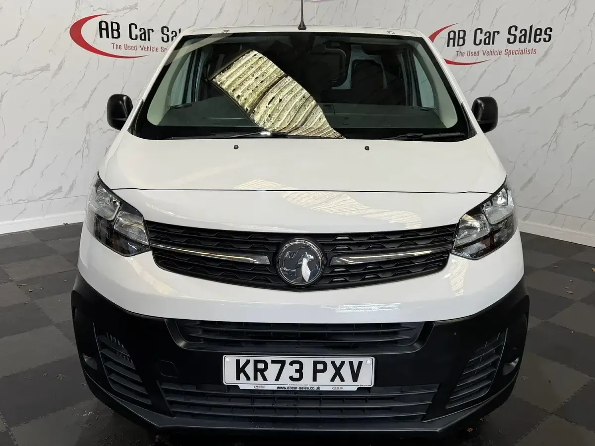 Used Vauxhall Vivaro 100 HP (73 kW) 2023 White MPV
