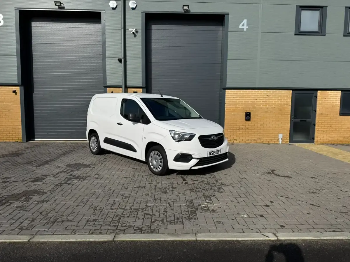 Używany Vauxhall Combo Sportive 130 KM (95 kW) 2019 Biały Van