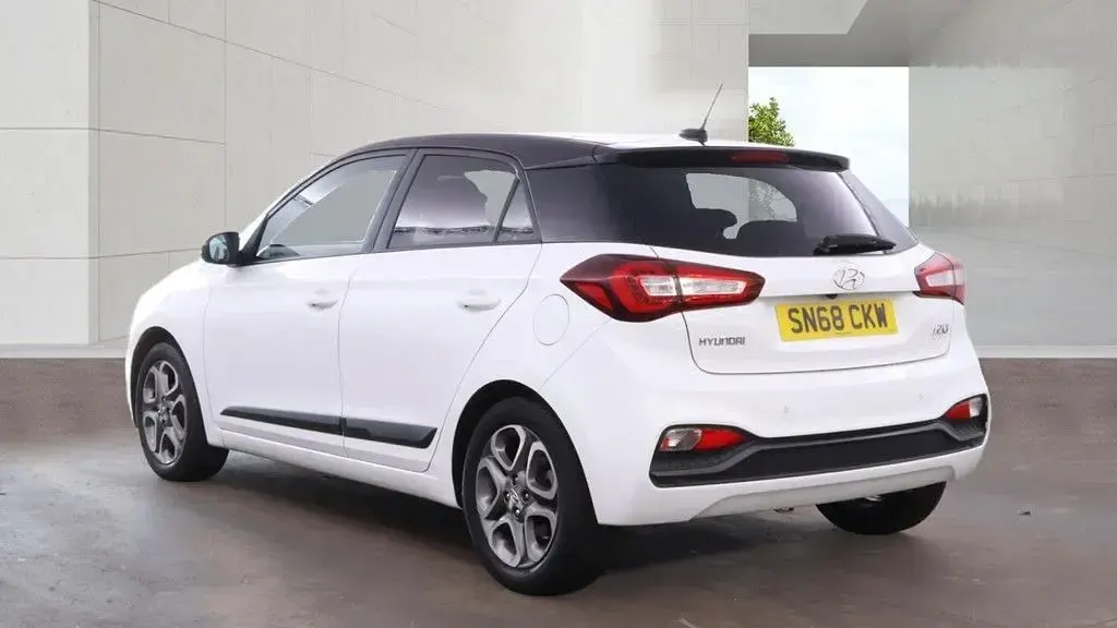 Used Hyundai i20 Premium 84 HP (61 kW) 2019 White Hatchback