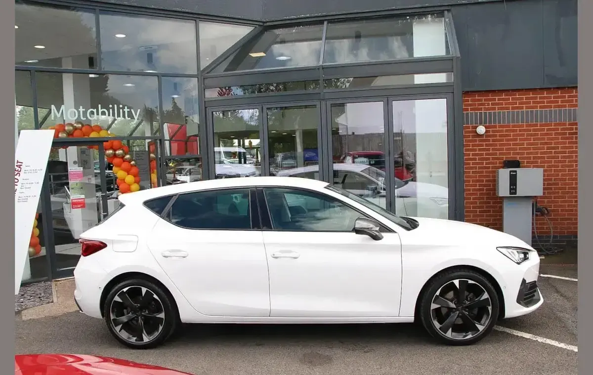 Used Cupra Leon 150 HP (110 kW) 2024 White Hatchback