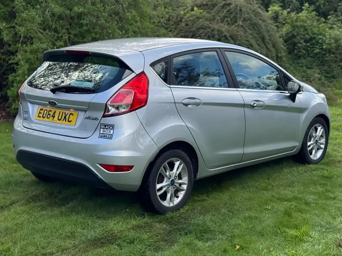 Usado Ford Fiesta Zetec 82 CV (60 kW) 2014 Plateado Utilitario