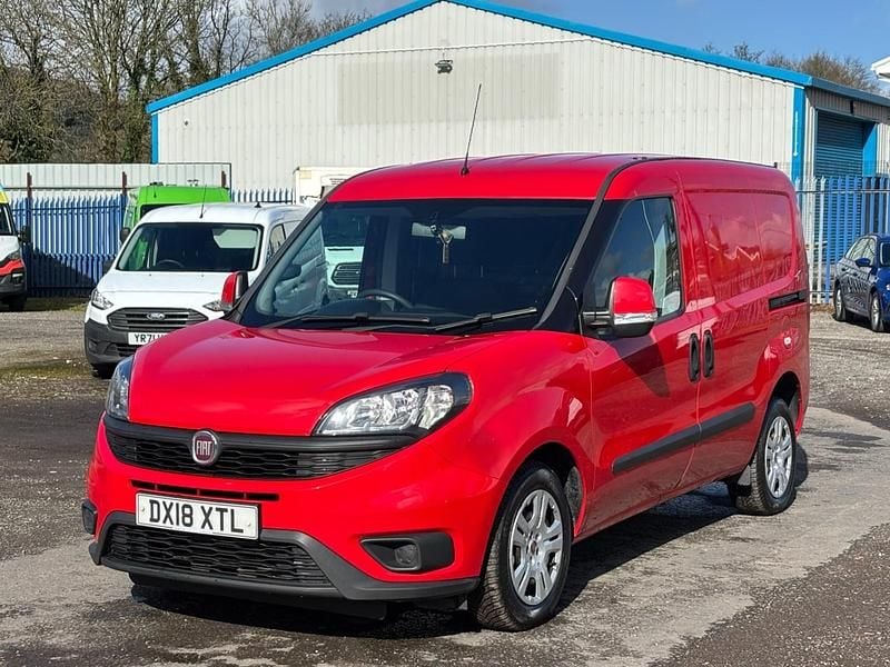 Used Fiat Doblò 95 HP (69 kW) 2018 Red MPV