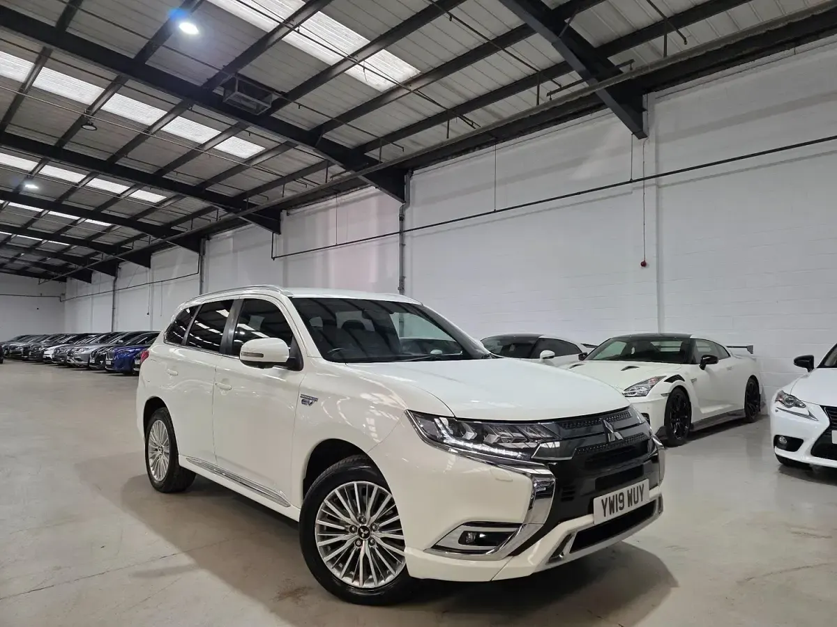 Used Mitsubishi Outlander P-HEV 174 HP (127 kW) 2019 White Estate