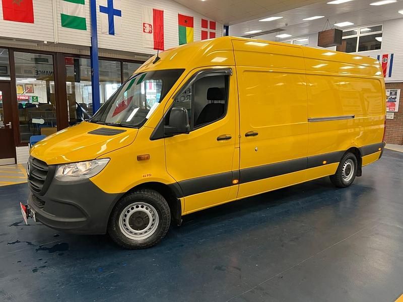 Used Mercedes Sprinter Progressive 143 HP (105 kW) 2020 Yellow Van