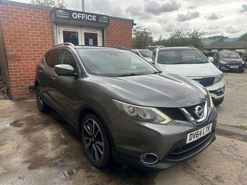 Grey Used 2014 Nissan Qashqai Tekna SUV | £5,895 (Fair price) - Image 1/4