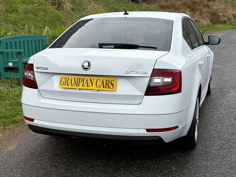 Used Skoda Octavia LAURIN & KLEMENT 150 HP (110 kW) 2017 White Hatchback