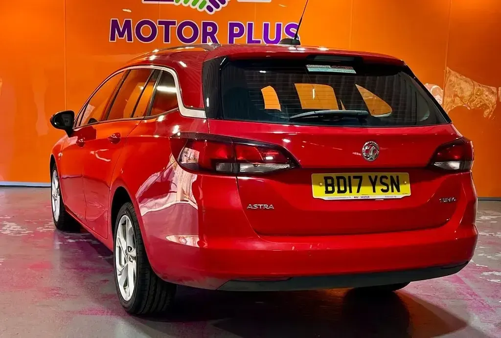 Used Vauxhall Astra SRi 150 HP (110 kW) 2017 Red Estate