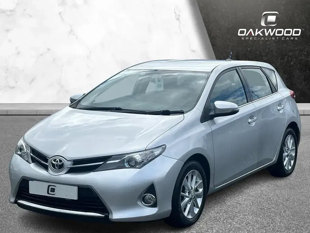 Used Toyota Auris Multidrive S 132 HP (97 kW) 2015 Silver Hatchback