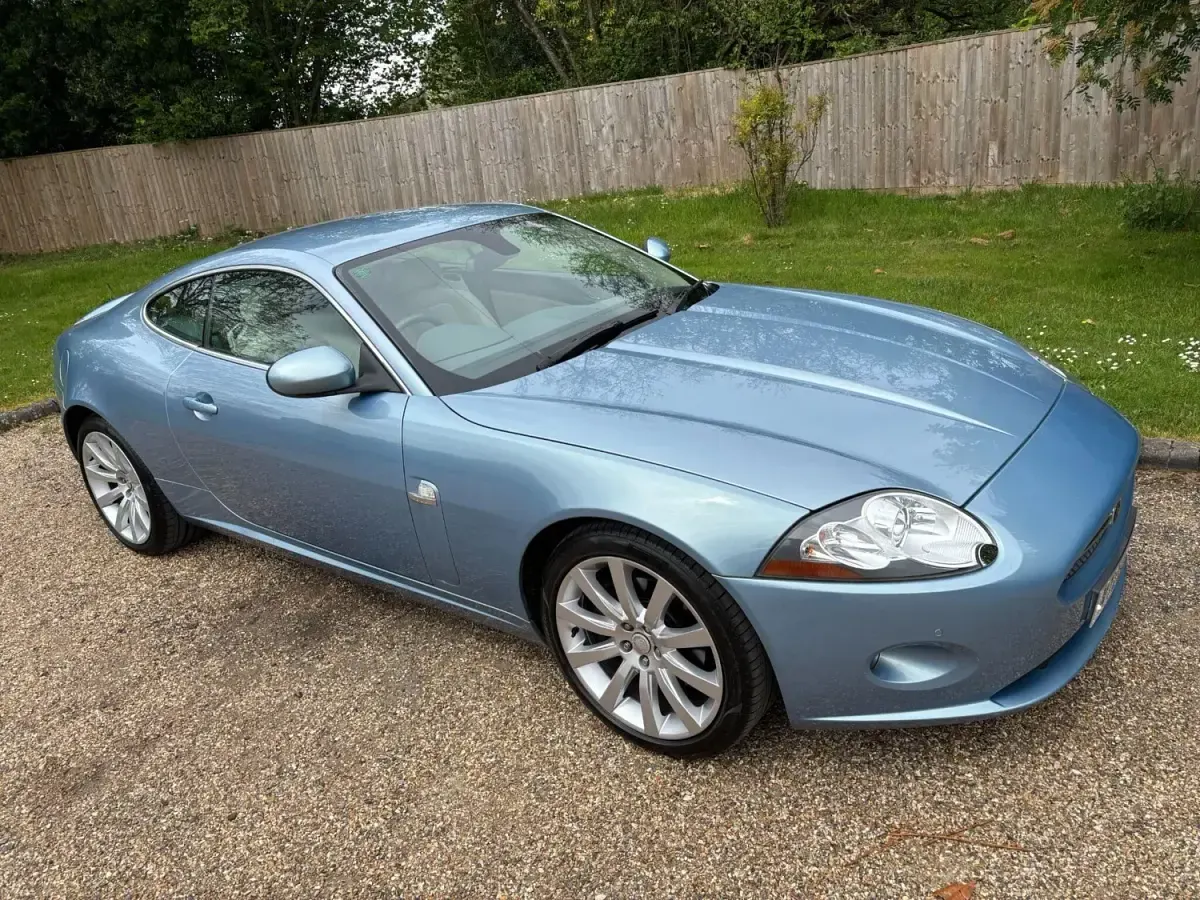 Usado Jaguar XK 300 CV (220 kW) 2008 Azul Coupe