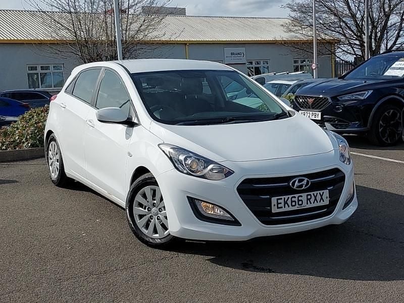 Used Hyundai i30 100 HP (73 kW) 2016 White Hatchback