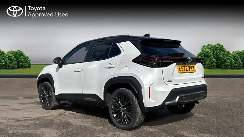 Used Toyota Yaris Hybrid 116 HP (85 kW) 2022 Platinum white pearl bitone SUV