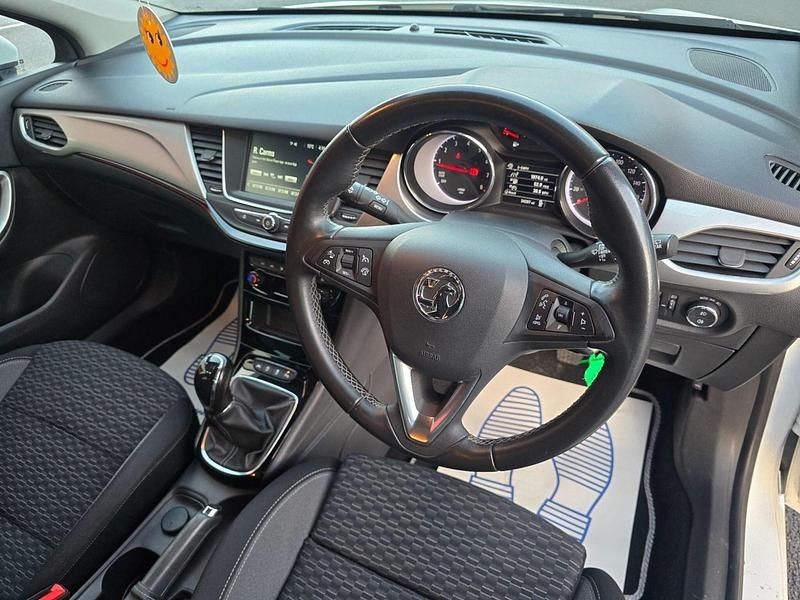Used Vauxhall Astra SRi 145 HP (106 kW) 2020 White Hatchback