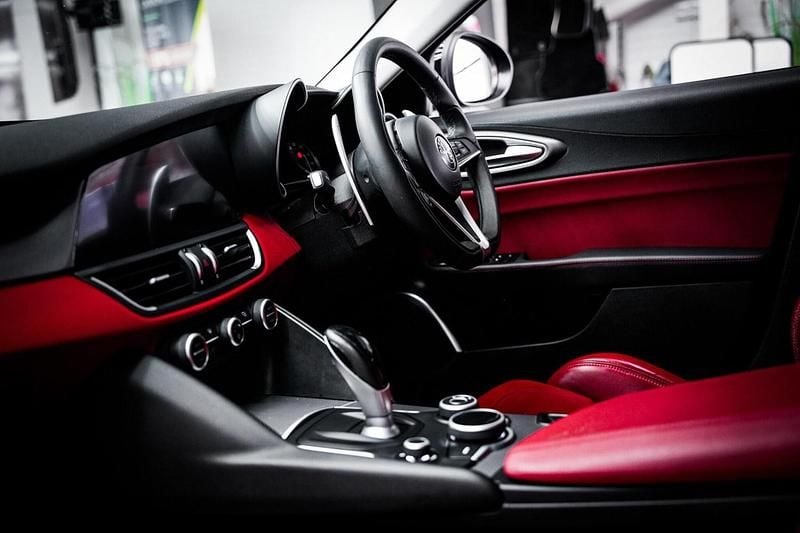 Used Alfa Romeo Giulia Edizione Speciale 180 HP (132 kW) 2018 Black Sedan