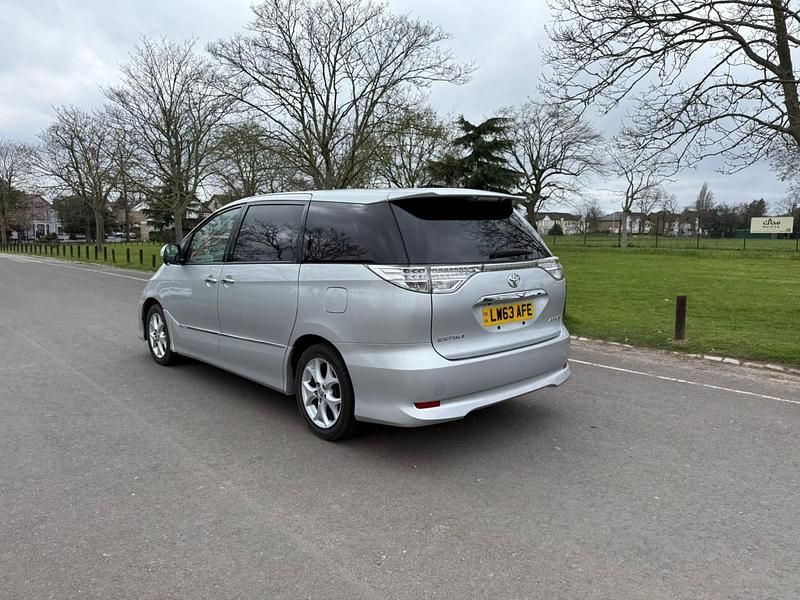 Begagnad Toyota Estima 2026 Silver