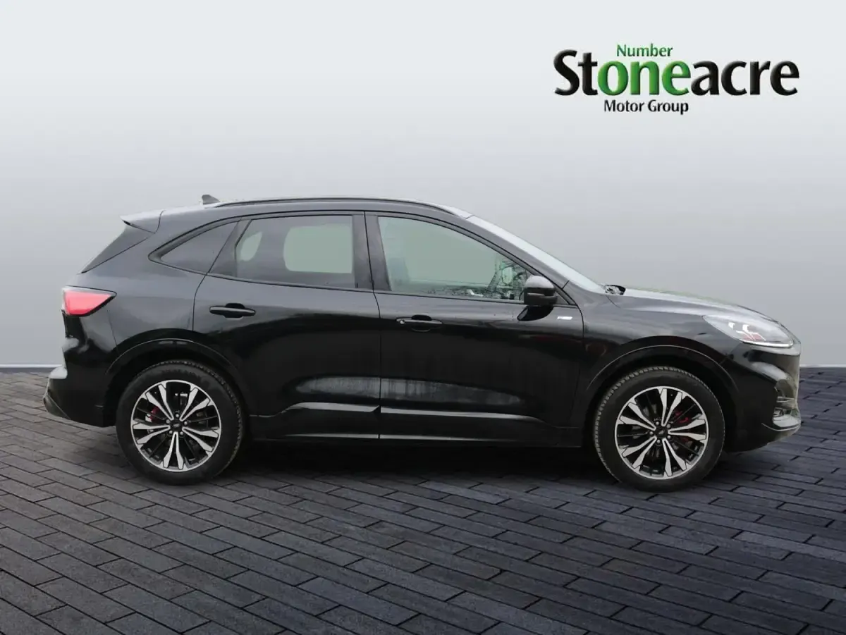 Second-hand Ford Kuga ST-Line X 225 CP (165 kW) 2024 Negru SUV