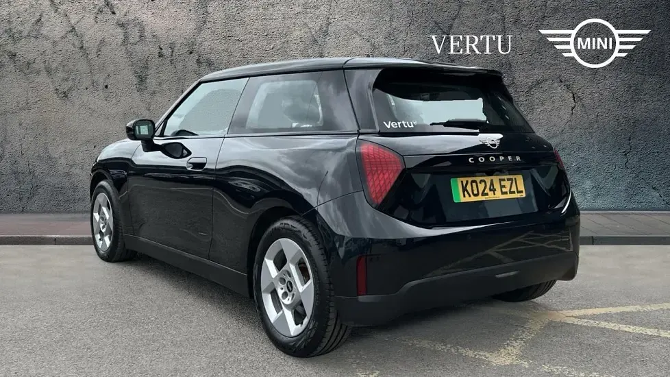Begagnad Mini Cooper Classic 135 kW (184 HK) 2024 Svart Halvkombi