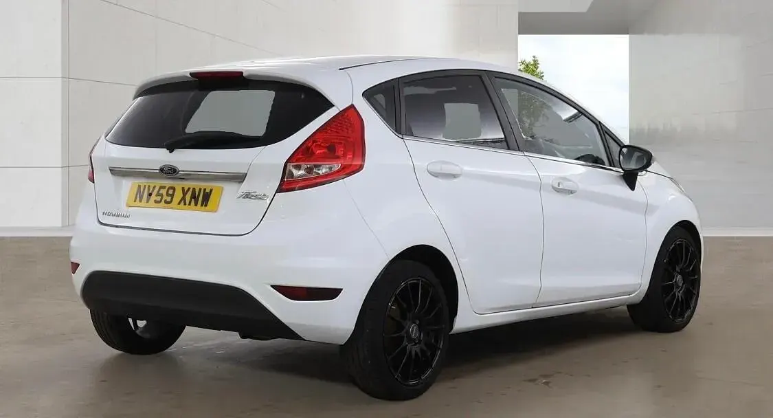 Used Ford Fiesta Titanium 96 HP (70 kW) 2009 White Hatchback