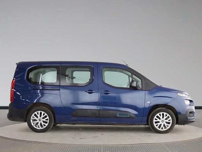 Usado Citroën e-Berlingo Feel 100 kW (136 HP) 2023 Azul Monovolume