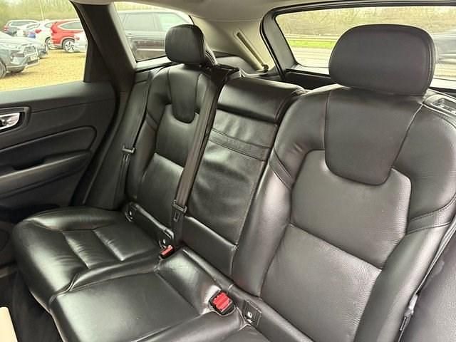 Used Volvo XC60 190 HP (139 kW) 2019 Red SUV