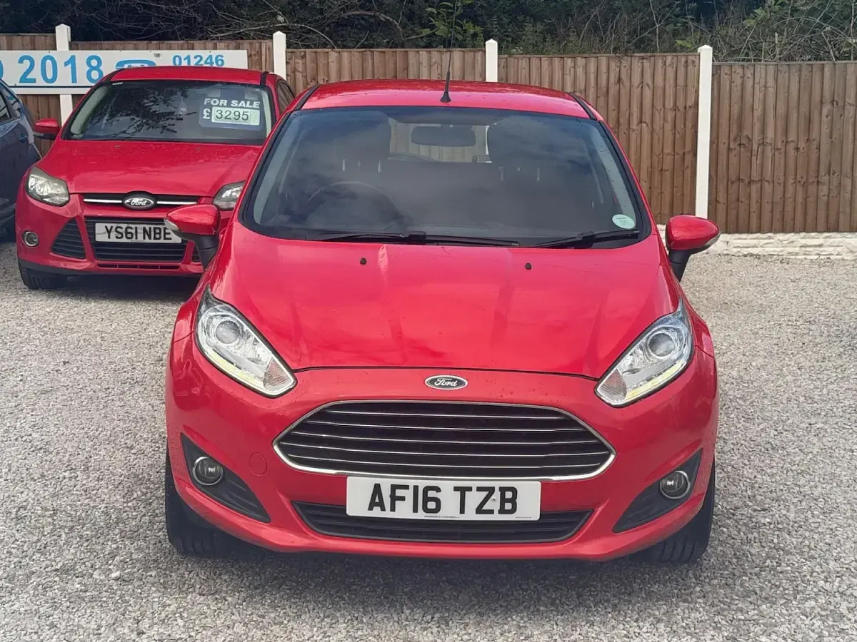 Used Ford Fiesta Zetec 82 HP (60 kW) 2016 Red Hatchback