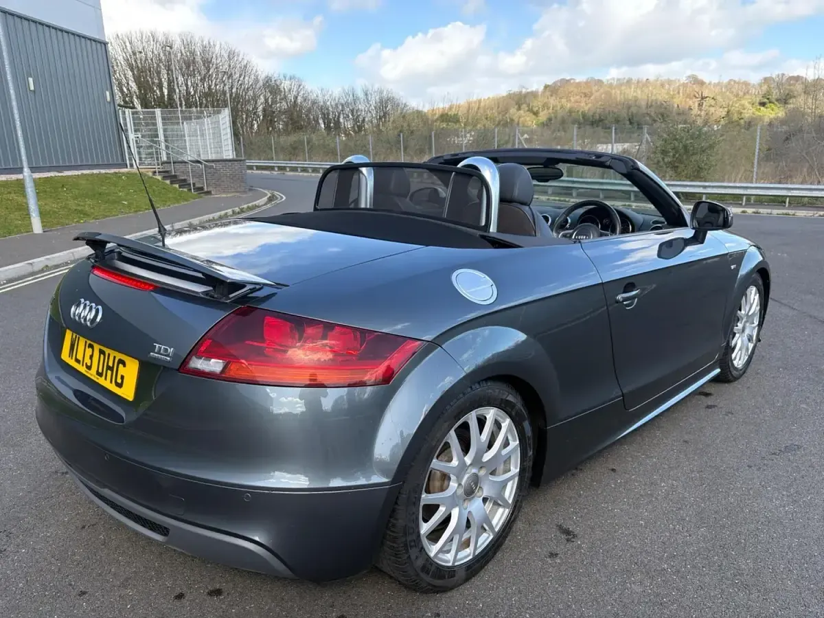Begagnad Audi TT Roadster Black Edition 170 HK (125 kW) 2013 Grå Cab