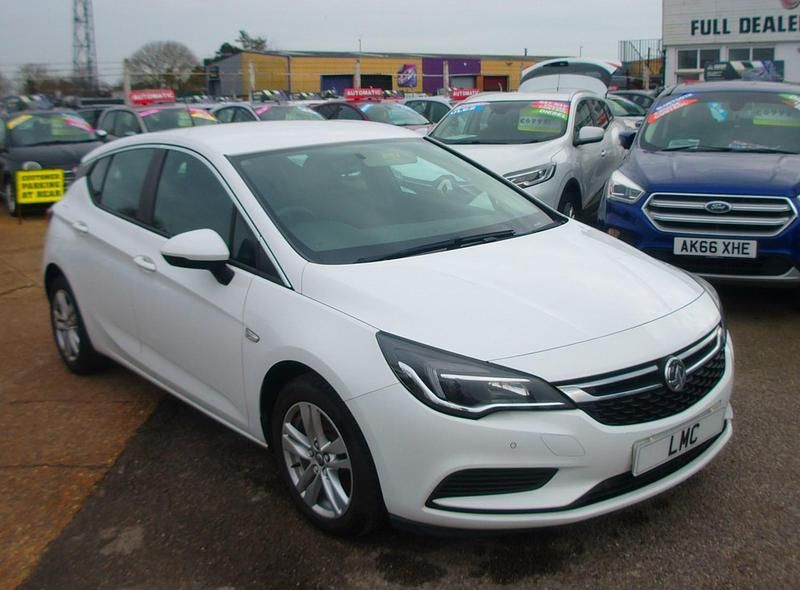 Used Vauxhall Astra Design Edition 136 HP (100 kW) 2017 White Hatchback