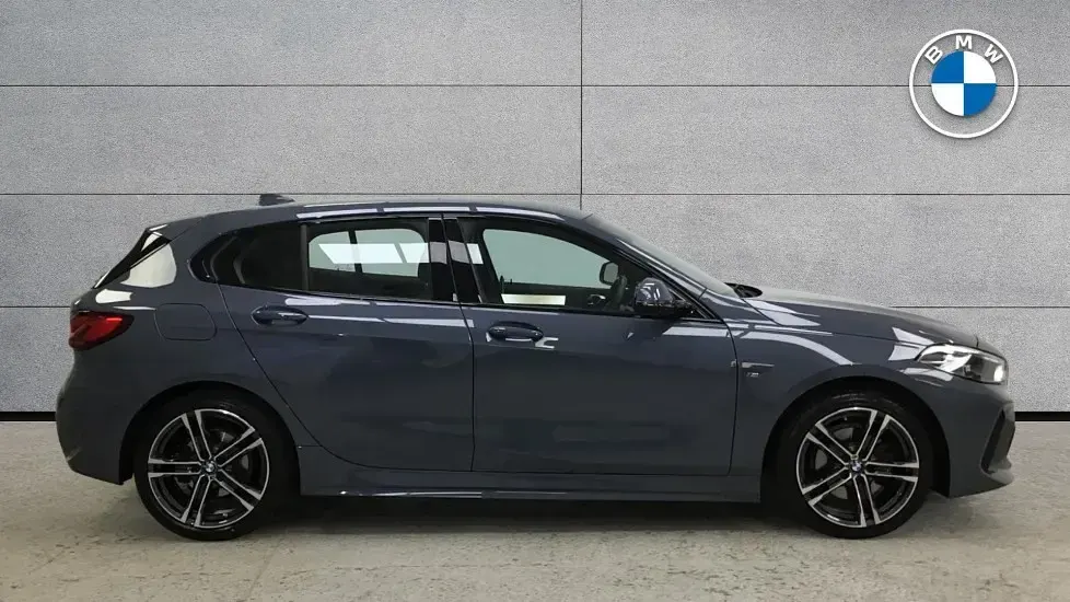 Usado BMW 118 M Sport 134 HP (98 kW) 2023 Cinzento Citadino