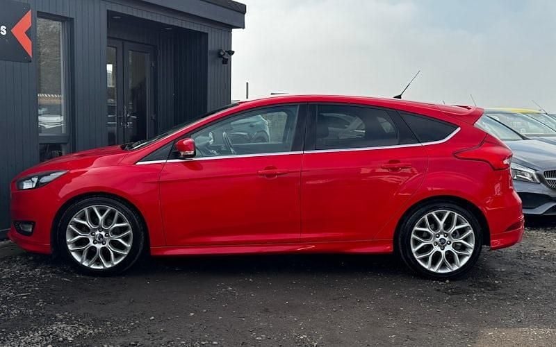 Used Ford Focus Zetec 125 HP (91 kW) 2015 Red Hatchback