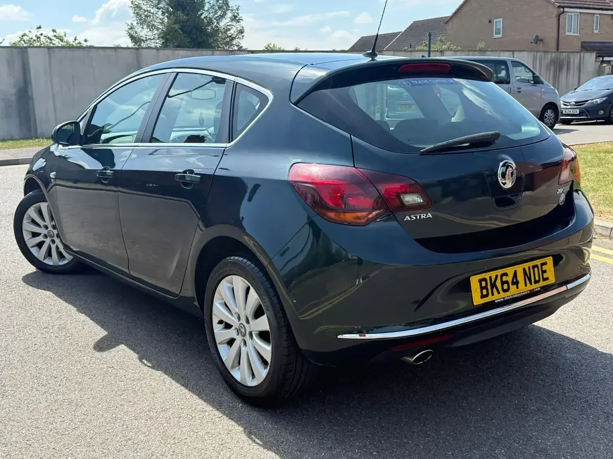 Used Vauxhall Astra Elite 165 HP (121 kW) 2014 Green Hatchback