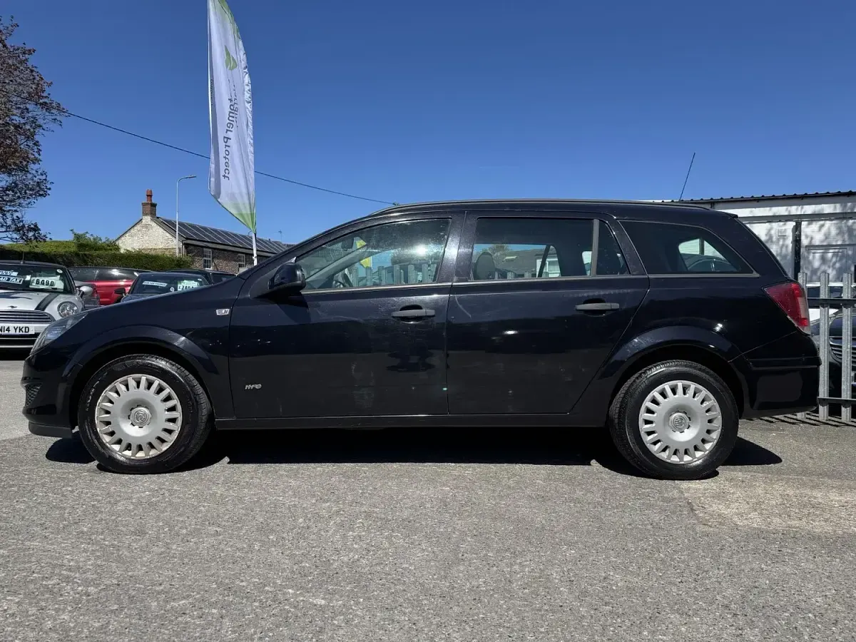 Used Vauxhall Astra Design Edition 110 HP (80 kW) 2010 Black Estate